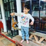 Arleth Terán Instagram – Que voy a hacer con este hijo de Blancanieves??? Se la encontró casual en el rancho, bien tiesa por si estaban con el pendiente ….. 😂🤣😂🤣@leonalexanderlaet #infancia #vivefelix #donleon #verano 🤦🏻‍♀️🤯😜😍🦁🐿❤️ Un Lugar Maravilloso