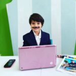 Arleth Terán Instagram – En mi escuelita nos pidieron representar lo que hace papá #matthiasehrenberg, me divertí mucho trabajando como productor, haciendo presupuestos para las películas. Sus herramientas de trabajo son una Compu y un teléfono. Me veo guapo no? #infancia #educación #familia #amordepapá @leonalexanderlaet En Mi Escuelita