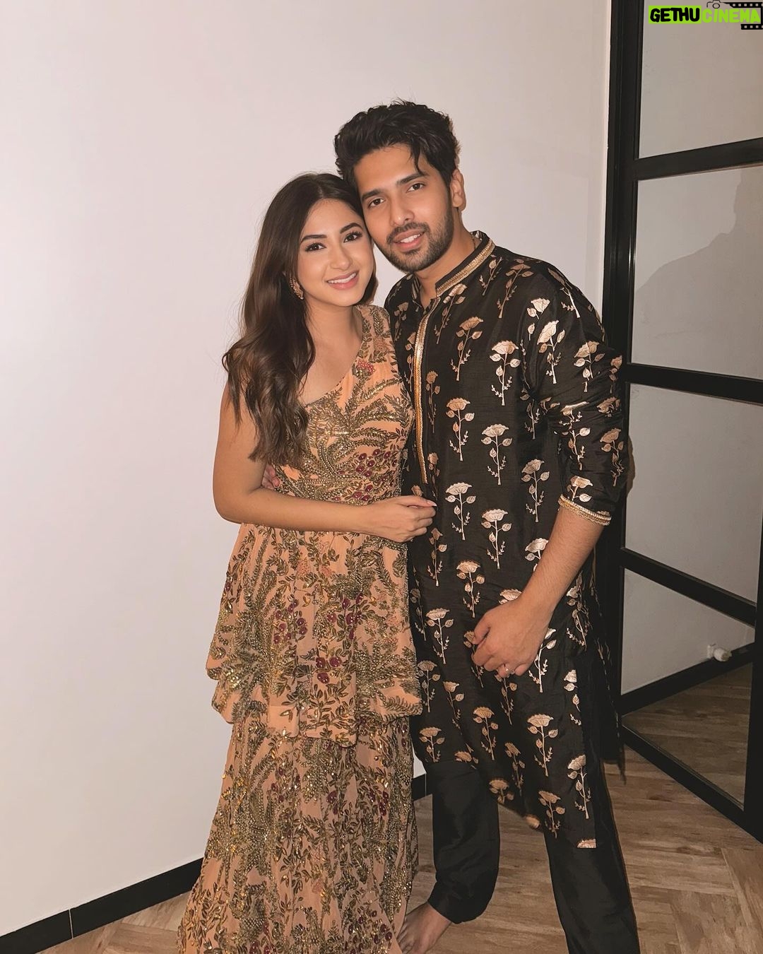 Armaan Malik Instagram - just another excuse to post a desi fit 🫣🖤✨