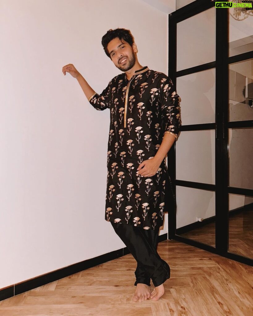 Armaan Malik Instagram - just another excuse to post a desi fit 🫣🖤✨