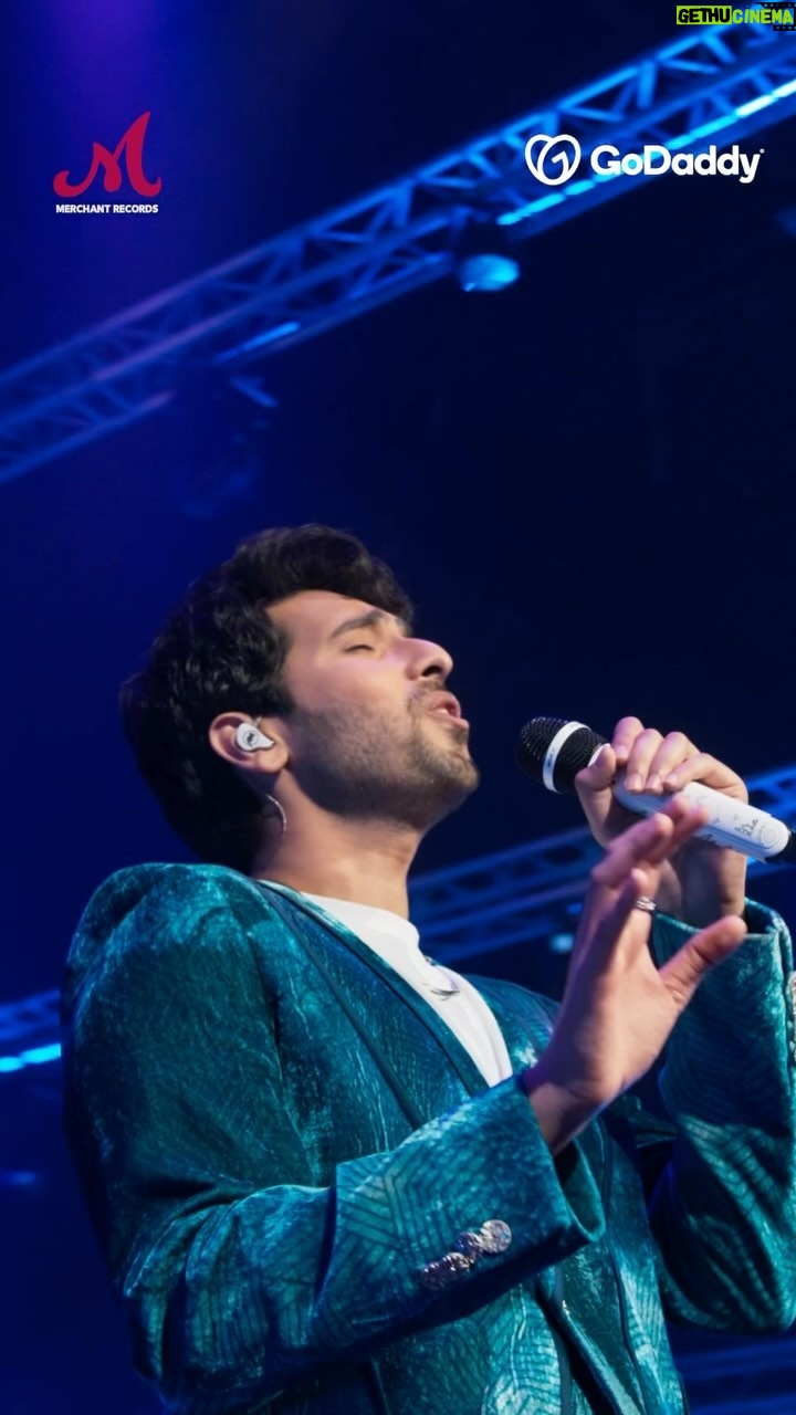 Armaan Malik Instagram - ‘𝐌𝐀𝐍𝐙𝐎𝐎𝐑 𝐇𝐀𝐈’ from #Bhoomi23 is finally here! Video out on the Salim-Sulaiman YouTube channel 🚀 #Bhoomi23 #ManzoorHai @salimmerchant @sulaiman.merchant @shraddhapandit @rajpandit17 @mixedbyaftab @merchant_records @godaddyindia @themohalife