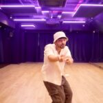 Armaan Malik Instagram – I can’t stop dancing on ‘Mere Khayaalon Mein’, ab aap bhi ek hook step reel bana hi do with your unique spin and join the #MKMDanceChallenge 🕺🏻🔥

Choreography: @dimplekotecha 
.
.
@karankanchanmusic @amaal_mallik @krishtrivedi7 @alwaysmusicglobal @warnermusicindia #MereKhayaalonMein #ArmaanMalik #OnlyJustBegun #The2ndAlbum #OJB_ArmaanMalik #ओनलीजस्टबिगन