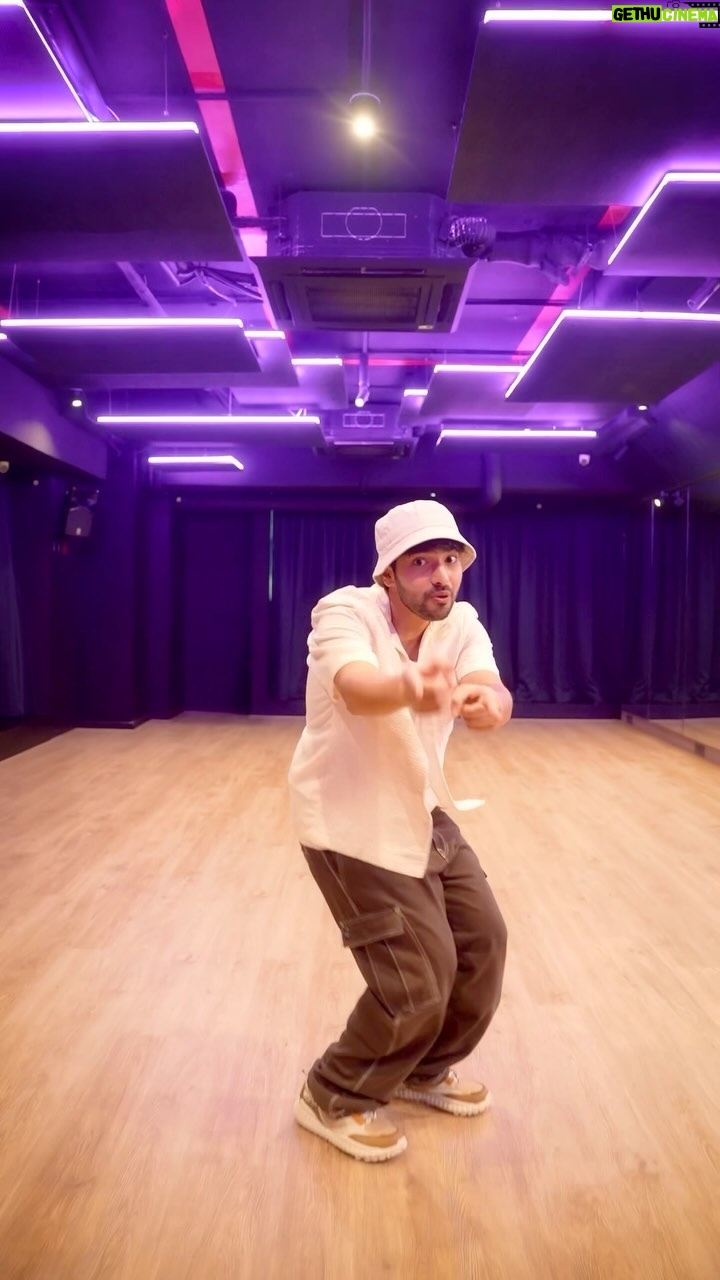 Armaan Malik Instagram - I can’t stop dancing on ‘Mere Khayaalon Mein’, ab aap bhi ek hook step reel bana hi do with your unique spin and join the #MKMDanceChallenge 🕺🏻🔥 Choreography: @dimplekotecha . . @karankanchanmusic @amaal_mallik @krishtrivedi7 @alwaysmusicglobal @warnermusicindia #MereKhayaalonMein #ArmaanMalik #OnlyJustBegun #The2ndAlbum #OJB_ArmaanMalik #ओनलीजस्टबिगन