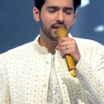 Armaan Malik Instagram - Get ready to experience a rollercoaster of emotions as our song #MarneSePehle makes it’s national television debut on Indian Idol 🥹❤️ Watch this performance and the rest of the Diwali Family Wali episode on @sonytvofficial tomorrow night at 8pm. Loads of surprises in store for y’all, so stay locked in! Song: Marne Se Pehle from the album “Only Just Begun” Music: @amaal_mallik Lyrics: @kunaalvermaa Music Producer: @vaibhavpani Label: @alwaysmusicglobal / @warnermusicindia Outfit: @svacouture Styling: @malvika_tater @shreyaghoshal @vishaldadlani @kumarsanuofficial @obomtangu_16 @fremantleindia #IndianIdol #DiwaliSpecial #MarneSePehle #OnlyJustBegun
