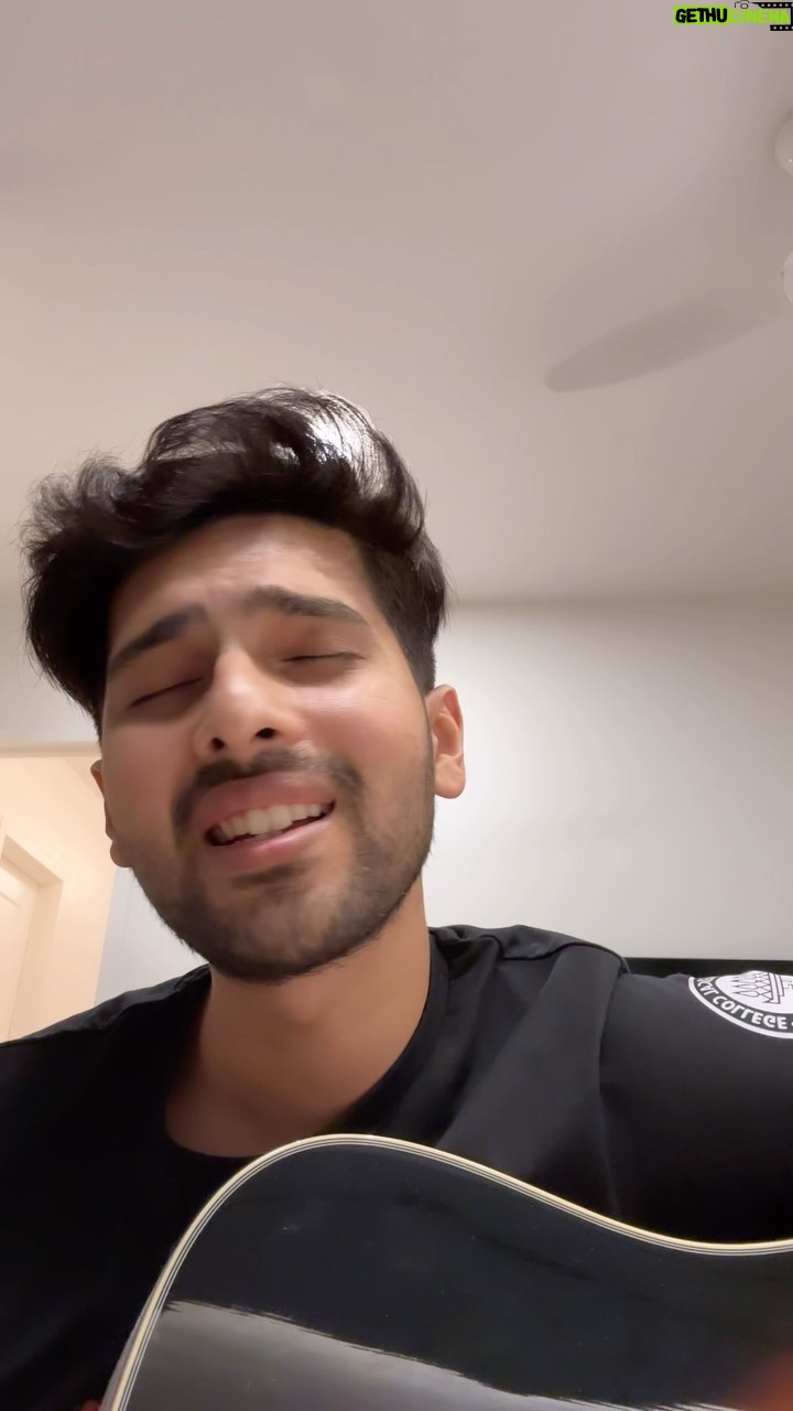 Armaan Malik Instagram - was genuinely making an acoustic reel, but charger bhaiya wasn’t feeling it 🥲 #kasamse