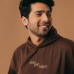 Armaan Malik Instagram - And we are live!!! Go grab your ‘𝗶𝗻 𝘁𝗵𝗲 𝗔𝗠’ merch right away on 𝘀𝗵𝗼𝗽.𝗮𝗿𝗺𝗮𝗮𝗻𝗺𝗮𝗹𝗶𝗸.𝗰𝗼𝗺 🤎🧡