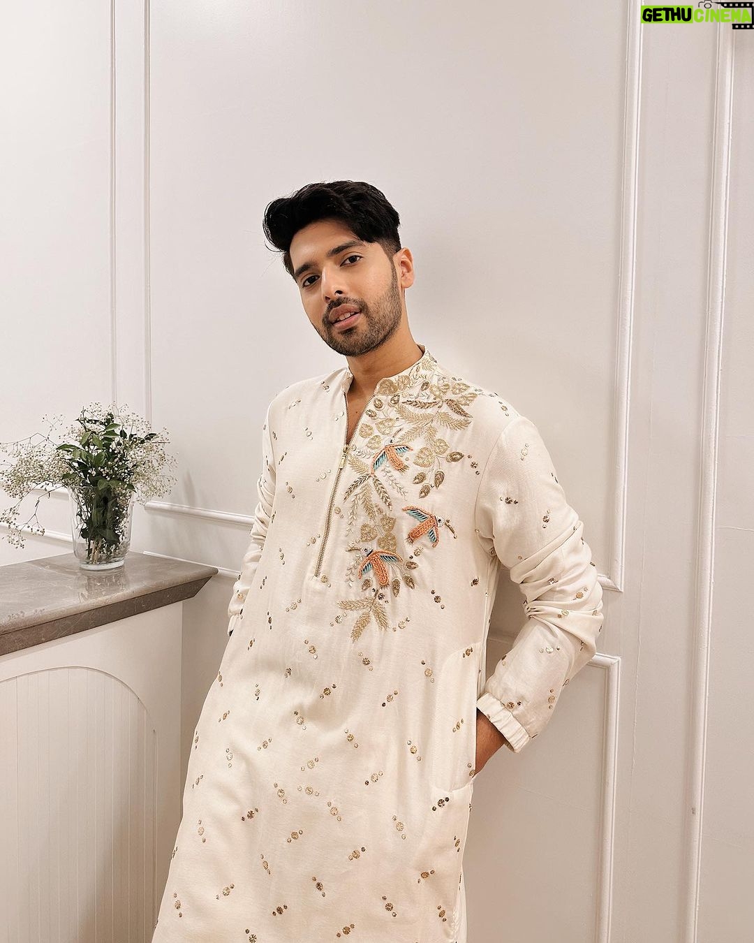 Armaan Malik - 443.3K Likes - festive szn is finally upon us āØ
Armaan:
wearing @payalsinghal
footwear @solefactor_
styling @malvika_tater
Aashna:
wearing @shantibanaras