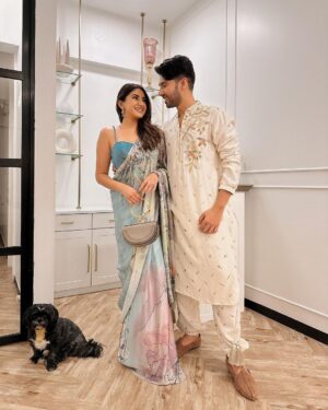 Armaan Malik Instagram - festive szn is finally upon us ✨

Armaan: 
wearing @payalsinghal
footwear @solefactor_
styling @malvika_tater 

Aashna: 
wearing @shantibanaras