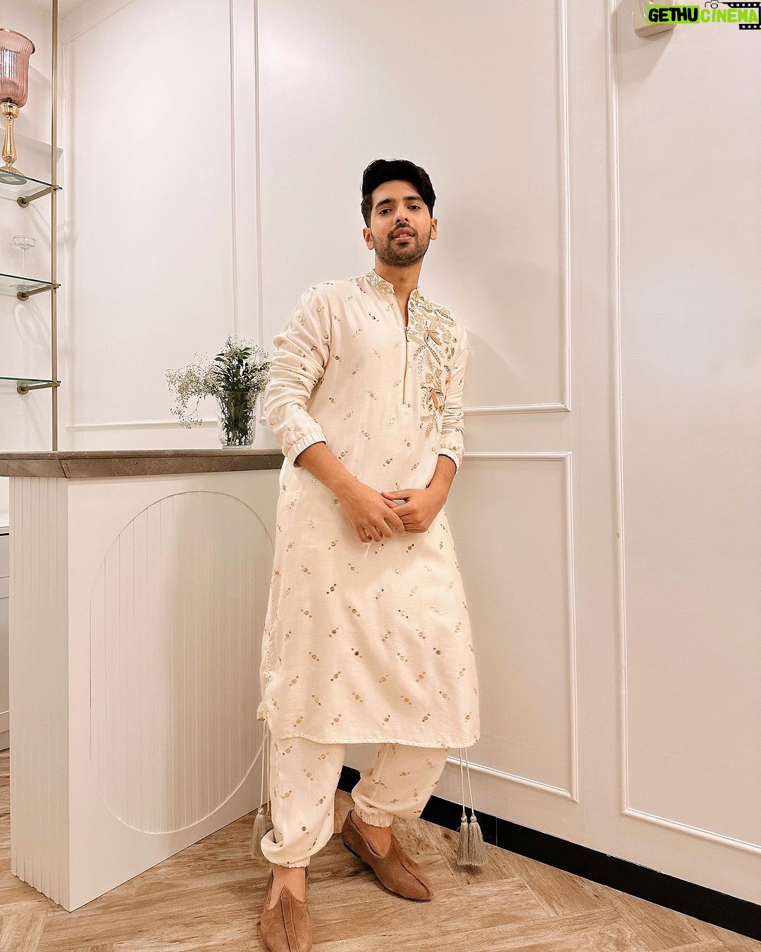 Armaan Malik - 443.3K Likes - festive szn is finally upon us āØ
Armaan:
wearing @payalsinghal
footwear @solefactor_
styling @malvika_tater
Aashna:
wearing @shantibanaras