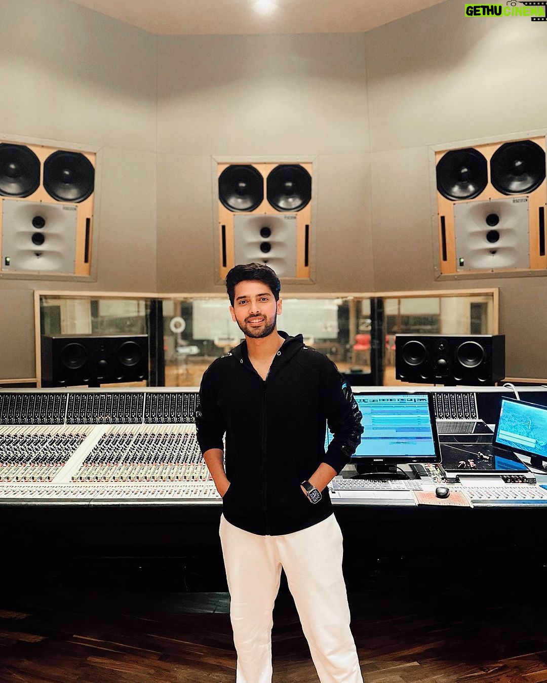 Armaan Malik Instagram - just wrapped up recording the most exciting project of my career thus far. #AM2 is gonna be yours soon. gear up! ✌🏻