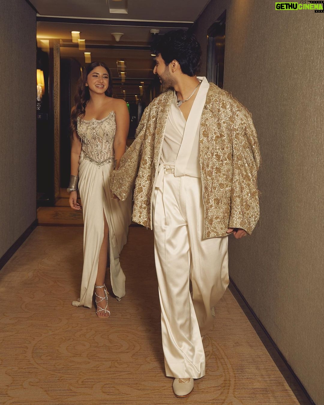 Armaan Malik - 469.5K Likes - Last night for @gqindiaās best dressed ā”ļø
styled by @mohitrai with @tarangagarwalofficial and @shubhi.kumar
assisted by @muskanduaaa
shot by @mrinmaiparab
On Aashna:
wearing @shantanunikhil
heels by @publicdesire
jewellery @amrapalijewels
hair @nidhiiigada
makeup @smitartist
On Armaan:
wearing @anamikakhannaindia
shoes by @shutiqofficial
jewellery @amrapalijewels
hair @who.s.h.u.b.h.a.m
mua @babachaursiya