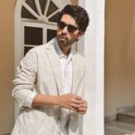 Armaan Malik Instagram – 🕶️☀️ 

Outfit @abrahamandthakore
Jewellery @dashia.in
Footwear @saintgworld
Sunglasses @rosvinbugs

Styling @anshikaav
Styling Assts @tanazfatima @bhatia_tanisha Mumbai – मुंबई