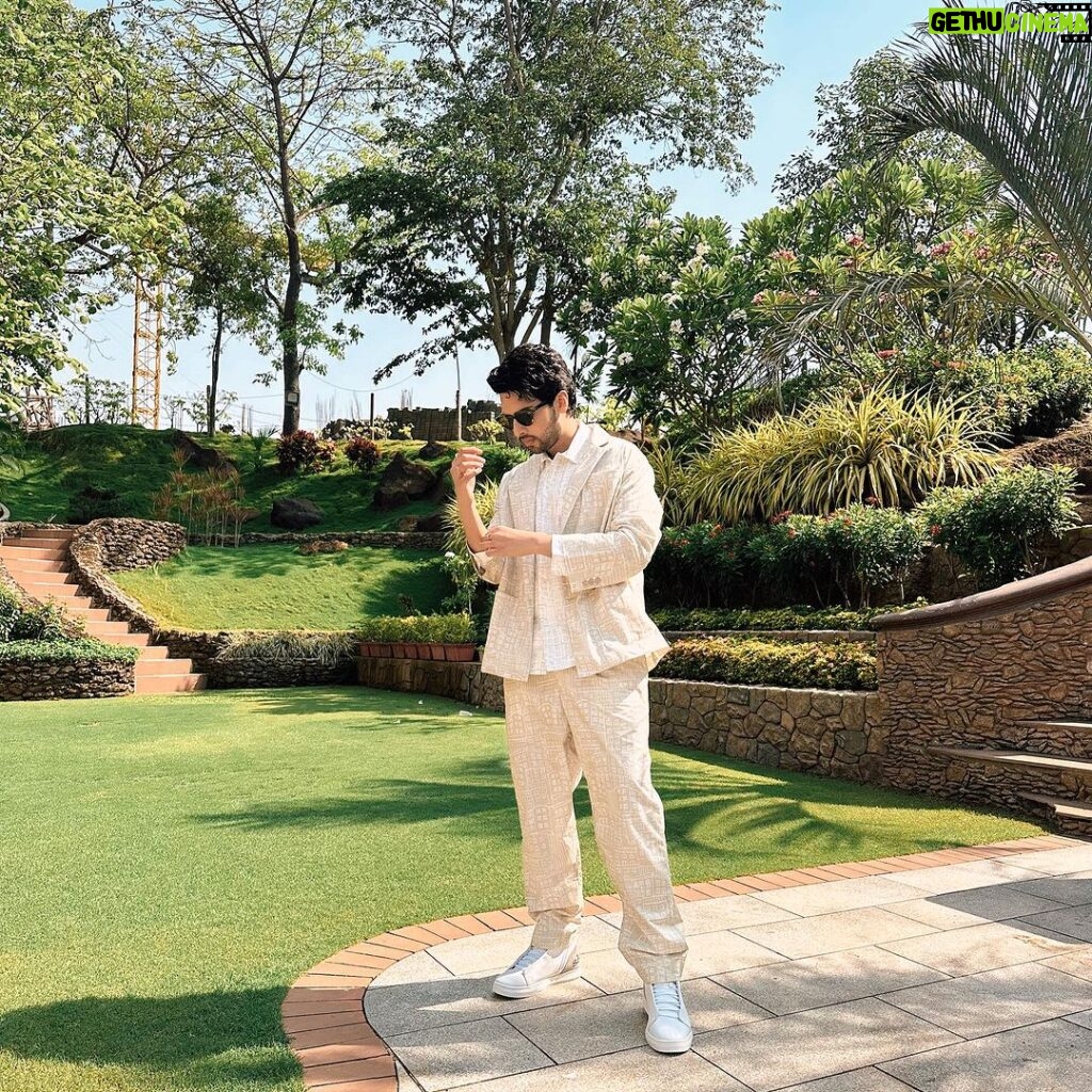 Armaan Malik Instagram - 🕶️☀️ Outfit @abrahamandthakore Jewellery @dashia.in Footwear @saintgworld Sunglasses @rosvinbugs Styling @anshikaav Styling Assts @tanazfatima @bhatia_tanisha Mumbai - मुंबई