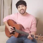 Armaan Malik Instagram - One bite of the new Cadbury Silk Ganache is all it took to bring out the French singer in me ;) You guys have to try the Silk that #FeelsLikeAFrenchKiss today! Original Melody by @amarmangrulkar #SilkGanache