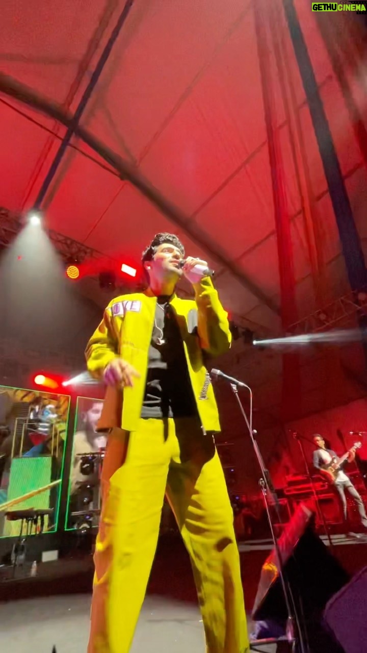 Armaan Malik Instagram - Ankhiyon se ankhiyaan mila ❤️🔥 performed my new song #HIIR for the very first time in Bangalore a few nights back and this is how it went!!!