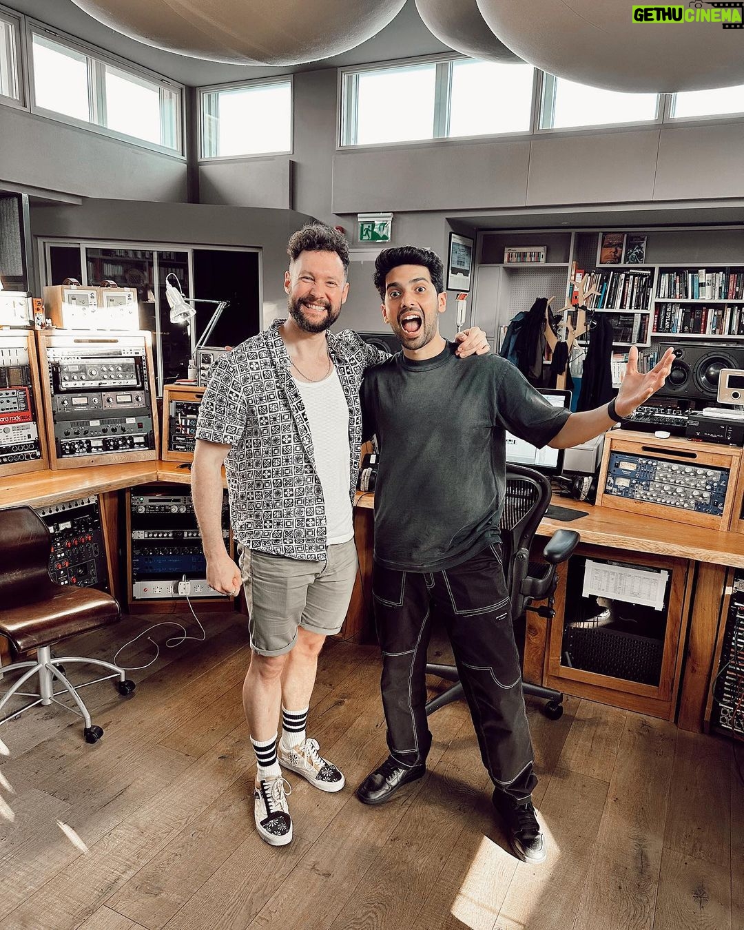 Armaan Malik Instagram - found my balladeer brother out here in London 🇬🇧 @calumscott