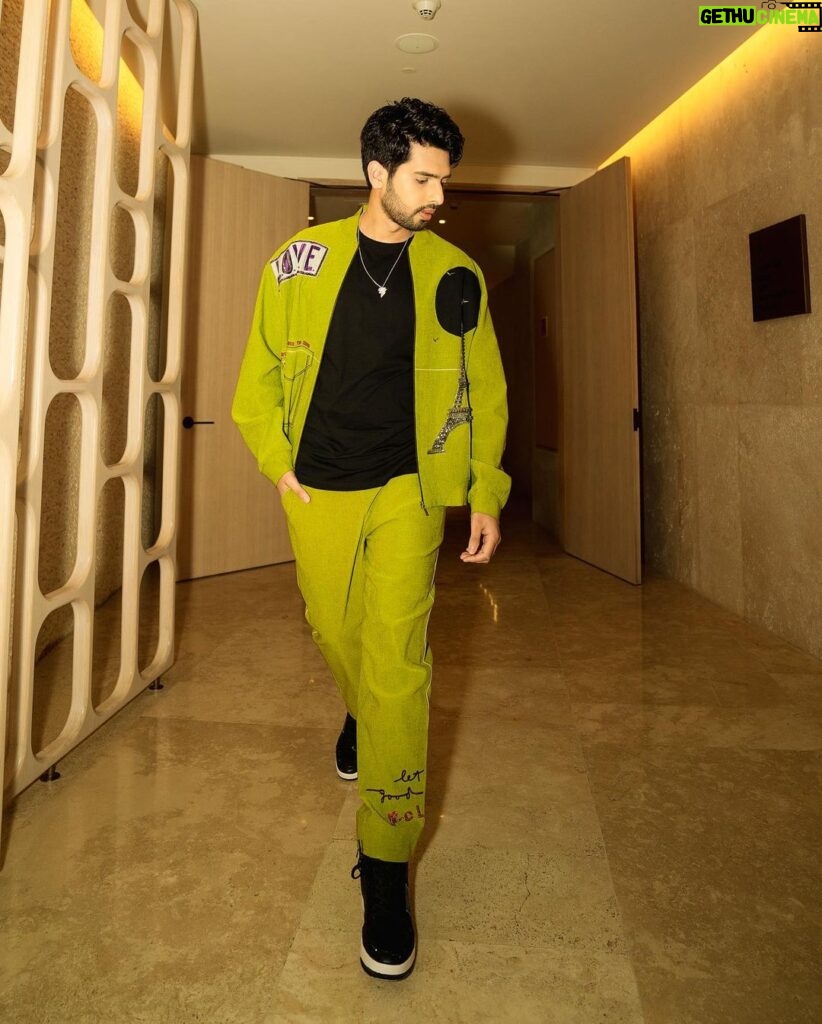 Armaan Malik Instagram - never lost my focus, never will ❤️‍🔥 outfit: @shahinmannan jewellery: @dashia.in shoes: @aldo_shoes styled by: @anshikaav assisted by: @roshiijain @bhatia_tanisha photos by: @artisticvatsal / @xo.visuals