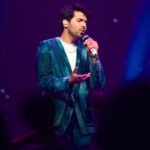 Armaan Malik Instagram - वोह तमाम बातें तेरी, याद करती रातें मेरी. समझाऊँ कैसे तुझे… तेरी सभी शर्तें मंज़ूर हैं, सारी शर्तें मंज़ूर है | 💙✨ Styled by @malvika_tater Outfit @nirmooha Shoes @aldo_shoes
