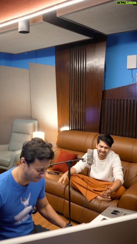 Armaan Malik Instagram - Just sat down one evening with Salim sir at Blue studios and this is what ended up happening ❤️ Here’s a snippet from our jam on #ManzoorHai from #Bhoomi23! FYI, we are loving all your covers on the song so keep ‘em coming! 🎶