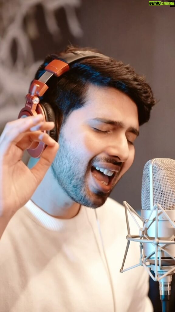 Armaan Malik Instagram - Savoring the magic of this antra, beautifully composed by @salimsulaimanmusic and written by @shraddhapandit. Keep streaming and sharing the love with #ManzoorHai ♥️🎶