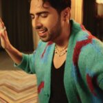 Armaan Malik Instagram – In celebration of the music video of #MereKhayaalonMein crossing 20 Million views, I thought y’all would be stoked to know what all went behind the scenes to make@this crazy video!! Here’s a fun little clip we cooked up. Hit the link in bio to watch the full video 👻🔥🕺

🎥 @themediatronic 
✂️ @xo.visuals 

@krishtrivedi7 @dimplekotecha @malvika_tater @iamnikunjsingh @hashimbachooali @daboomalik @mwm.entertainment @karankanchanmusic @amaal_mallik @alwaysmusicglobal @warnermusicindia