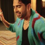 Armaan Malik Instagram - In celebration of the music video of #MereKhayaalonMein crossing 20 Million views, I thought y’all would be stoked to know what all went behind the scenes to make@this crazy video!! Here’s a fun little clip we cooked up. Hit the link in bio to watch the full video 👻🔥🕺 🎥 @themediatronic ✂️ @xo.visuals @krishtrivedi7 @dimplekotecha @malvika_tater @iamnikunjsingh @hashimbachooali @daboomalik @mwm.entertainment @karankanchanmusic @amaal_mallik @alwaysmusicglobal @warnermusicindia