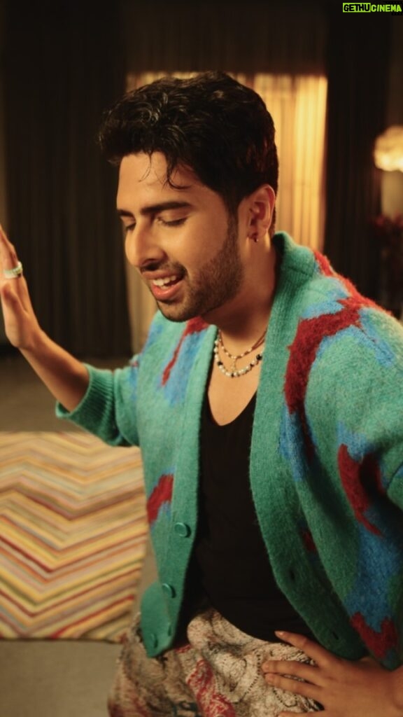 Armaan Malik Instagram - In celebration of the music video of #MereKhayaalonMein crossing 20 Million views, I thought y’all would be stoked to know what all went behind the scenes to make@this crazy video!! Here’s a fun little clip we cooked up. Hit the link in bio to watch the full video 👻🔥🕺 🎥 @themediatronic ✂️ @xo.visuals @krishtrivedi7 @dimplekotecha @malvika_tater @iamnikunjsingh @hashimbachooali @daboomalik @mwm.entertainment @karankanchanmusic @amaal_mallik @alwaysmusicglobal @warnermusicindia