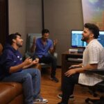 Armaan Malik Instagram - It all started here in this room. The composition, the lyrics , the production to which we all vibed to and said 𝐌𝐚𝐧𝐳𝐨𝐨𝐫 𝐇𝐚𝐢 😊❤️🎵 @armaanmalik @shraddhapandit @sulaiman.merchant @salimsulaimanmusic #manzoorhai #armaanmalik #salimmerchant #salimsulaiman #rajpandit #shradhapandit