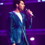 Armaan Malik Instagram - वोह तमाम बातें तेरी, याद करती रातें मेरी. समझाऊँ कैसे तुझे… तेरी सभी शर्तें मंज़ूर हैं, सारी शर्तें मंज़ूर है | 💙✨ Styled by @malvika_tater Outfit @nirmooha Shoes @aldo_shoes