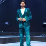 Armaan Malik Instagram - वोह तमाम बातें तेरी, याद करती रातें मेरी. समझाऊँ कैसे तुझे… तेरी सभी शर्तें मंज़ूर हैं, सारी शर्तें मंज़ूर है | 💙✨ Styled by @malvika_tater Outfit @nirmooha Shoes @aldo_shoes