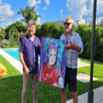 Arnaldo André Instagram - Horacio Romero nos invita a sumergirnos en un mundo de emociones, sensaciones y experiencias únicas que nos ponen en constante reflexión con el mundo y nuestro ser interior. Color, arte y vida son tres ejes inseparables en la obra de Horacio. El color es energía, luz, armonía, el origen de todas las cosas y lo que carga de vida a la materia. Horacio deja ver en su obra que estamos inmersos en un universo que habla mas allá de lo terrenal. Hay algo superior a todos nosotros que guía nuestro camino, nos enseña, nos prepara para la vida misma, como si fuéramos aves que paradas frente a la inmensidad del universo y nos vamos poco a poco preparando para desplegar las alas y finalmente volar……. ser libres, llenarnos de materia, de color, de conocimiento y de entendimiento, porque el conocimiento es poder y también es libertad. El conocimiento, la energía, la materia, el color y la alegría, son las herramientas que nos harán libres. El artista en este universo es un medio para comunicarse, es quien tiene el don de captar y de ser la voz o la imagen viva para transmitir las distintas situaciones que la vida le presenta, momentos de lo cotidiano que son imperceptibles a los ojos de otros observadores o incluso sentimientos. Horacio Romero lleva consigo un mundo interno muy rico, con una gran ebullición y efervescencia de vida, color y luz, que nos obliga como observadores a parar frente a su obra sin poder dejar de mirarla. Es como si su obra nos hipnotizara, nos detuviera en el tiempo, nos nutriera de sabiduría y diera una explosión de emociones indescriptibles. Su arte es el medio para dotarnos de libertad, su obra nos incita a parar, mirar nuestro mundo interno, examinarnos, crecer y así desplegar nuestras alas para finalmente alcanzar la libertad máxima con un conocimiento y entendimiento supremos que nos ayuda a evolucionar como seres humanos. Curaduria: @julietatedeschi _____________________________________ #arteartearte #artecontemporáneo #actor ______________________________________ Gestoria Arte: @celiasaldivia Pr & Comunicación: @christyrusso_pr Buenos Aires, Argentina
