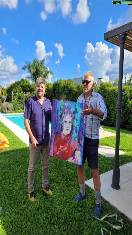 Arnaldo André Instagram - Horacio Romero nos invita a sumergirnos en un mundo de emociones, sensaciones y experiencias únicas que nos ponen en constante reflexión con el mundo y nuestro ser interior. Color, arte y vida son tres ejes inseparables en la obra de Horacio. El color es energía, luz, armonía, el origen de todas las cosas y lo que carga de vida a la materia. Horacio deja ver en su obra que estamos inmersos en un universo que habla mas allá de lo terrenal. Hay algo superior a todos nosotros que guía nuestro camino, nos enseña, nos prepara para la vida misma, como si fuéramos aves que paradas frente a la inmensidad del universo y nos vamos poco a poco preparando para desplegar las alas y finalmente volar……. ser libres, llenarnos de materia, de color, de conocimiento y de entendimiento, porque el conocimiento es poder y también es libertad. El conocimiento, la energía, la materia, el color y la alegría, son las herramientas que nos harán libres. El artista en este universo es un medio para comunicarse, es quien tiene el don de captar y de ser la voz o la imagen viva para transmitir las distintas situaciones que la vida le presenta, momentos de lo cotidiano que son imperceptibles a los ojos de otros observadores o incluso sentimientos. Horacio Romero lleva consigo un mundo interno muy rico, con una gran ebullición y efervescencia de vida, color y luz, que nos obliga como observadores a parar frente a su obra sin poder dejar de mirarla. Es como si su obra nos hipnotizara, nos detuviera en el tiempo, nos nutriera de sabiduría y diera una explosión de emociones indescriptibles. Su arte es el medio para dotarnos de libertad, su obra nos incita a parar, mirar nuestro mundo interno, examinarnos, crecer y así desplegar nuestras alas para finalmente alcanzar la libertad máxima con un conocimiento y entendimiento supremos que nos ayuda a evolucionar como seres humanos. Curaduria: @julietatedeschi _____________________________________ #arteartearte #artecontemporáneo #actor ______________________________________ Gestoria Arte: @celiasaldivia Pr & Comunicación: @christyrusso_pr Buenos Aires, Argentina
