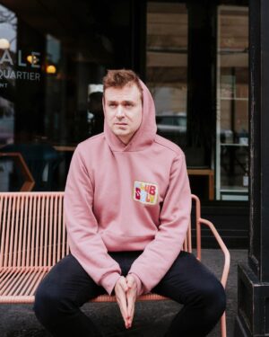 Arnaud Soly Instagram - Belle nouvelle ! La collection de vêtements CLUB SOLY est maintenant disponible en ligne!👚👕
L i e n  d a n s  m a  b i o
📸 : @dlenezet 
👕 : @tameloboutique
Laquelle vous préférez? 😅