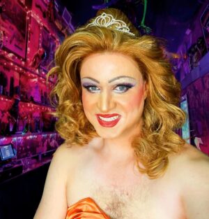 Arnaud Soly Instagram - 🎃 JOYEUX HALLOWEEN QUEENS ✨
Ce mardi soir à Club Soly, je vous présente Eva Poteuse, 19h30 au Noovo et @noovo.ca