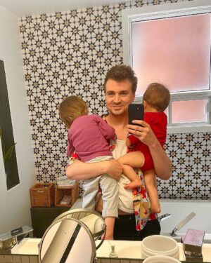 Arnaud Soly Instagram - Bonne fête à tous mes papas! On lâche pas! On se reposera un autre jour 😘
