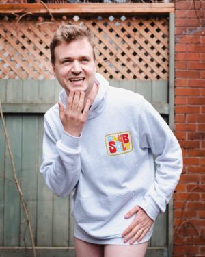 Arnaud Soly Instagram - Belle nouvelle ! La collection de vêtements CLUB SOLY est maintenant disponible en ligne!👚👕
L i e n  d a n s  m a  b i o
📸 : @dlenezet 
👕 : @tameloboutique
Laquelle vous préférez? 😅