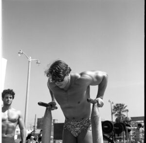 Arnold Schwarzenegger Instagram - There is nothing like the sunshine and a good pump! Sign up for the Pump Club at the link in my bio to learn how to do these exercises correctly and hear some stories about the old days that I’ve never told anyone before!