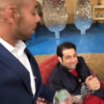 Arsha Aghdasi Instagram - من همیشه گفتم سرما دوست ندارم.... وقتی هوا سرد بشه منم پسر بدی میشم😈.... حالا مگه چی شده یکم دست و پا شو بستم... نگاه چه مظلوم تر شد!!! بهتر نشد؟ @shahin_jamshidi @armingzh @mashtibash_tv #مجری_آزاری Mashhad, Iran