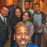 Arsha Aghdasi Instagram - یه عالمه حرف و حس هست که دوست دارم بگم، ما خدا رو شکر بازیگر حرفه ای تو ایران کم نداریم، من خیلی هاشون رو دوست دارم و راهشون رو تقدیر میکنم، اما زمان یه چیز هایی رو هی به من نشون میده و ثابت میکنه. #شهرام_حقیقت_دوست یکی از اون هنرمند هایی که بارها من رو شگفت زده کرده، مثلا ۱۳ سال پیش وقتی من با دست شکسته سریال کاراگاهان رو بازی کردم، و‌ یهو تلفنم زنگ خورد و یه صدای ویژه گفت من شهرام حقیقت دوست هستم و من پشت فرمون جیپ بودم و به سختی میشنیدم و ذوق زده شده بودم، فکر کن یه بازیگر تو این درجه اینقدر بلند و بزرگ فکر کنه که زنگ بزنه به یک بدلکار ساده و بگه بازیت خوب بود، و این شد که در طی این ۱۳ سال تو کارهای مختلف وقتی میشنویدم اقای حقیقت دوست هم هست کلی خوشحال میشدم و بیشتر ذوق میکردم، حتی توی تمرین یک سریال ۳ ماه شانس این رو داشتم که هر روز لذت ببرم کنار یک بازیگر کار درست باشم،کسی که میخوام بگم به معنی واقعی هنرمند و آرتیست، و همیشه من رو شگفت زده میکنه، وقتی اصلا منتظر نبودم و حتی مشتاق بودم که اجرای#خاموشی_دریا رو برم ببینم باز یهو تلفنم زنگ بخوره و صدای باحال و با انرژی آقای حقیقت دوست باشه که من رو دعوت کنه به دیدن نمایش. و اینکه بری یک نمایش بسیار بسیار ویژه رو ببینی و یک جای خاص نمایش اینقدر خوب باشه که من از ذوقم همچین با مشت زدم رو پام که الان موقع نوشتن هنوز پام درد میکنه. یه آرتیست خوش انرژی کار درست . یه گروه خوب نمایش خوب و پر مفهوم. . راستی من اصلا نمیخوام بگم خیلی تاتری هستم و‌این فازا، و من کاملا یه تماشاچی معمولی هستم، اما این کار به شدت همه چیزش چفت و جور، و درجه یک، اینقدر که از دید یه تماشاچی معمولی که بنده باشم خیلی خفن بود.😁 دلیل اینکه این نیش تا اینجا باز شده همه این حرف ها و خیلی چیزای دیگه است😁