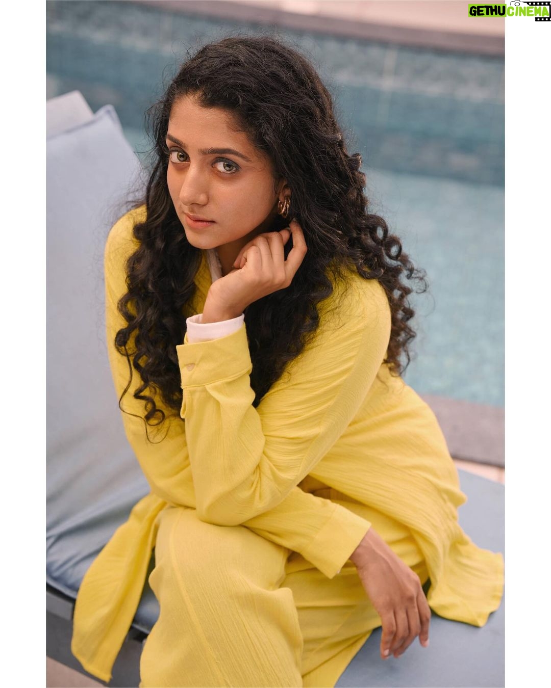 Arsha Baiju Instagram - 💛🤍🩵 For @manoramaweekly 📸 @arun_payyadimeethal Styled by @styledby_mk_ @mehaka_kalarikkal Costume @ibr_women accessories @makeoveravenue MUA @zaarah_artistry @ibr_women @makeoveravenue Location @abadturtlebeach Abad Turtle Beach Resort