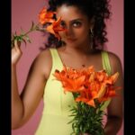 Arsha Baiju Instagram - Hey❤️ In Frame : @arsha_baiju MUA : @brahma_hairandmakeup Styling : @stylewithandriya Photography : @jiksonphotography Bouquet: @rose__factory Studio : @thehouseofloc