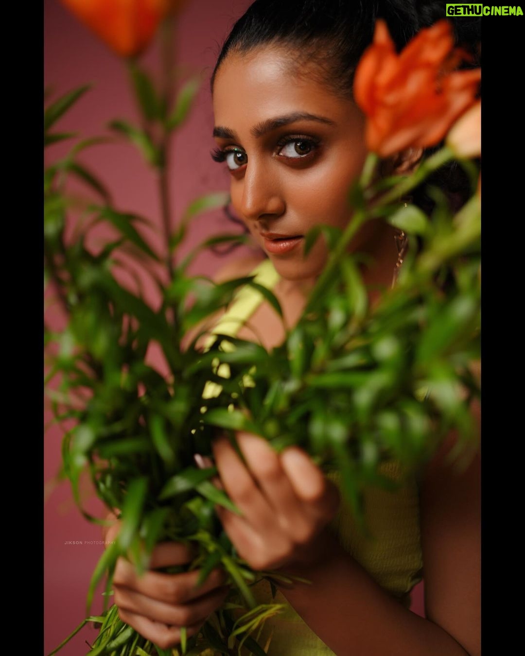 Arsha Baiju Instagram - I Love you to the moon n back❤️😚 In Frame : @arsha_baiju MUA : @brahma_hairandmakeup Styling : @stylewithandriya Photography : @jiksonphotography Bouquet: @rose__factory Studio : @thehouseofloc