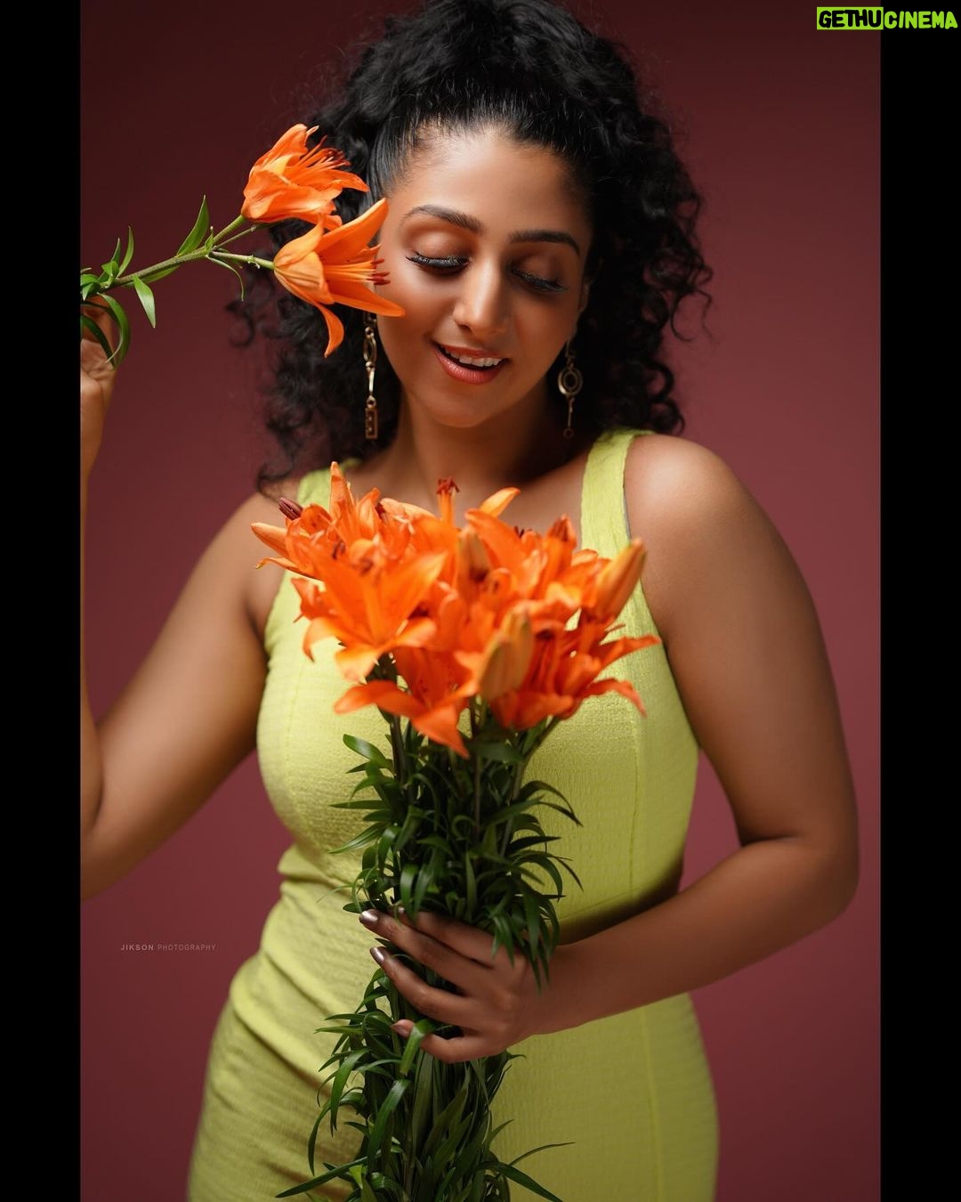 Arsha Baiju Instagram - I Love you to the moon n back❤️😚 In Frame : @arsha_baiju MUA : @brahma_hairandmakeup Styling : @stylewithandriya Photography : @jiksonphotography Bouquet: @rose__factory Studio : @thehouseofloc