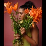 Arsha Baiju Instagram - I Love you to the moon n back❤️😚 In Frame : @arsha_baiju MUA : @brahma_hairandmakeup Styling : @stylewithandriya Photography : @jiksonphotography Bouquet: @rose__factory Studio : @thehouseofloc