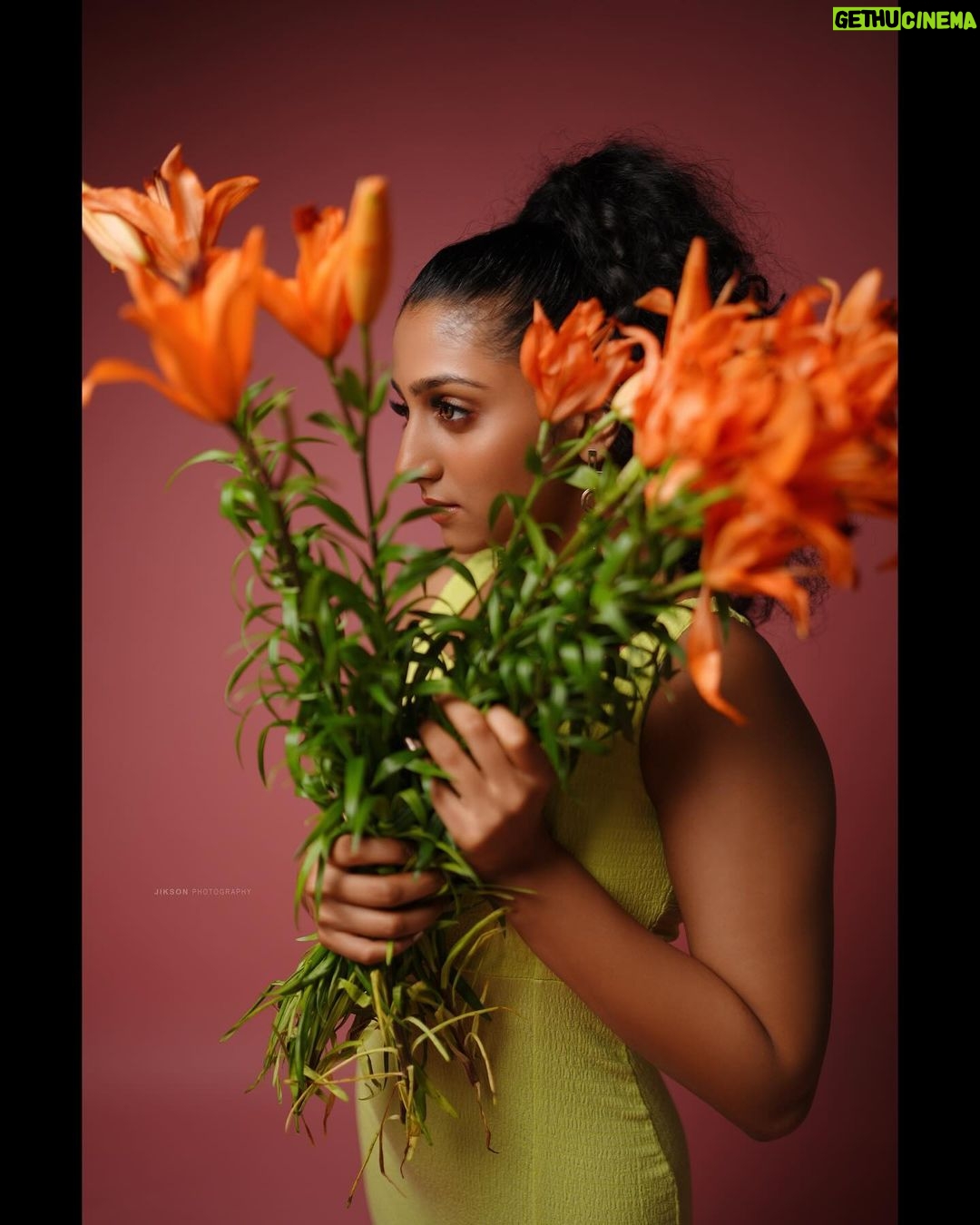 Arsha Baiju Instagram - I Love you to the moon n back❤️😚 In Frame : @arsha_baiju MUA : @brahma_hairandmakeup Styling : @stylewithandriya Photography : @jiksonphotography Bouquet: @rose__factory Studio : @thehouseofloc