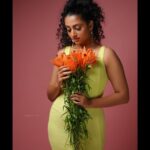 Arsha Baiju Instagram - Hey❤️ In Frame : @arsha_baiju MUA : @brahma_hairandmakeup Styling : @stylewithandriya Photography : @jiksonphotography Bouquet: @rose__factory Studio : @thehouseofloc