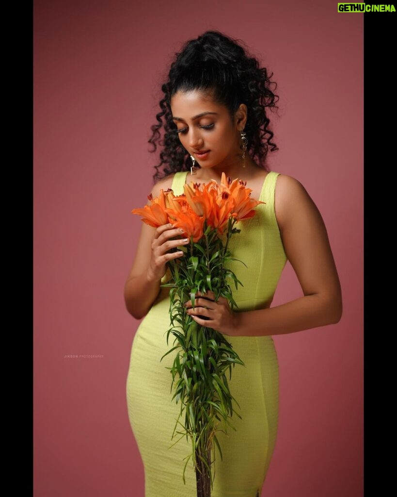 Arsha Baiju Instagram - Hey❤ In Frame : @arsha_baiju MUA : @brahma_hairandmakeup Styling : @stylewithandriya Photography : @jiksonphotography Bouquet: @rose__factory Studio : @thehouseofloc