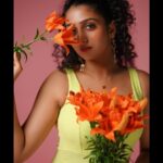 Arsha Baiju Instagram - Hey❤️ In Frame : @arsha_baiju MUA : @brahma_hairandmakeup Styling : @stylewithandriya Photography : @jiksonphotography Bouquet: @rose__factory Studio : @thehouseofloc