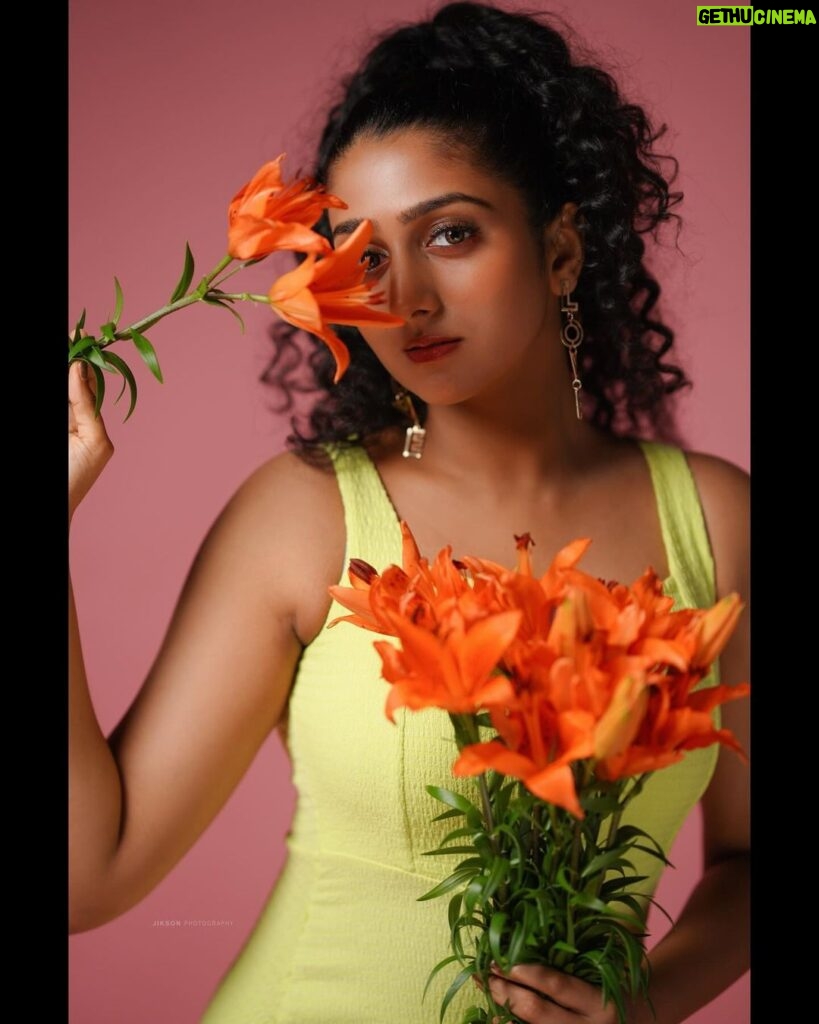 Arsha Baiju Instagram - Hey❤ In Frame : @arsha_baiju MUA : @brahma_hairandmakeup Styling : @stylewithandriya Photography : @jiksonphotography Bouquet: @rose__factory Studio : @thehouseofloc