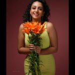 Arsha Baiju Instagram - Hey❤️ In Frame : @arsha_baiju MUA : @brahma_hairandmakeup Styling : @stylewithandriya Photography : @jiksonphotography Bouquet: @rose__factory Studio : @thehouseofloc